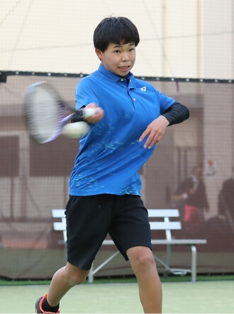 ソフトテニスをする生徒